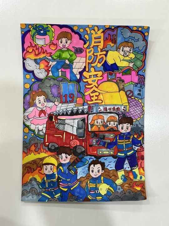 “勇敢消防员 心中火焰蓝”幼儿园画画作品（3）